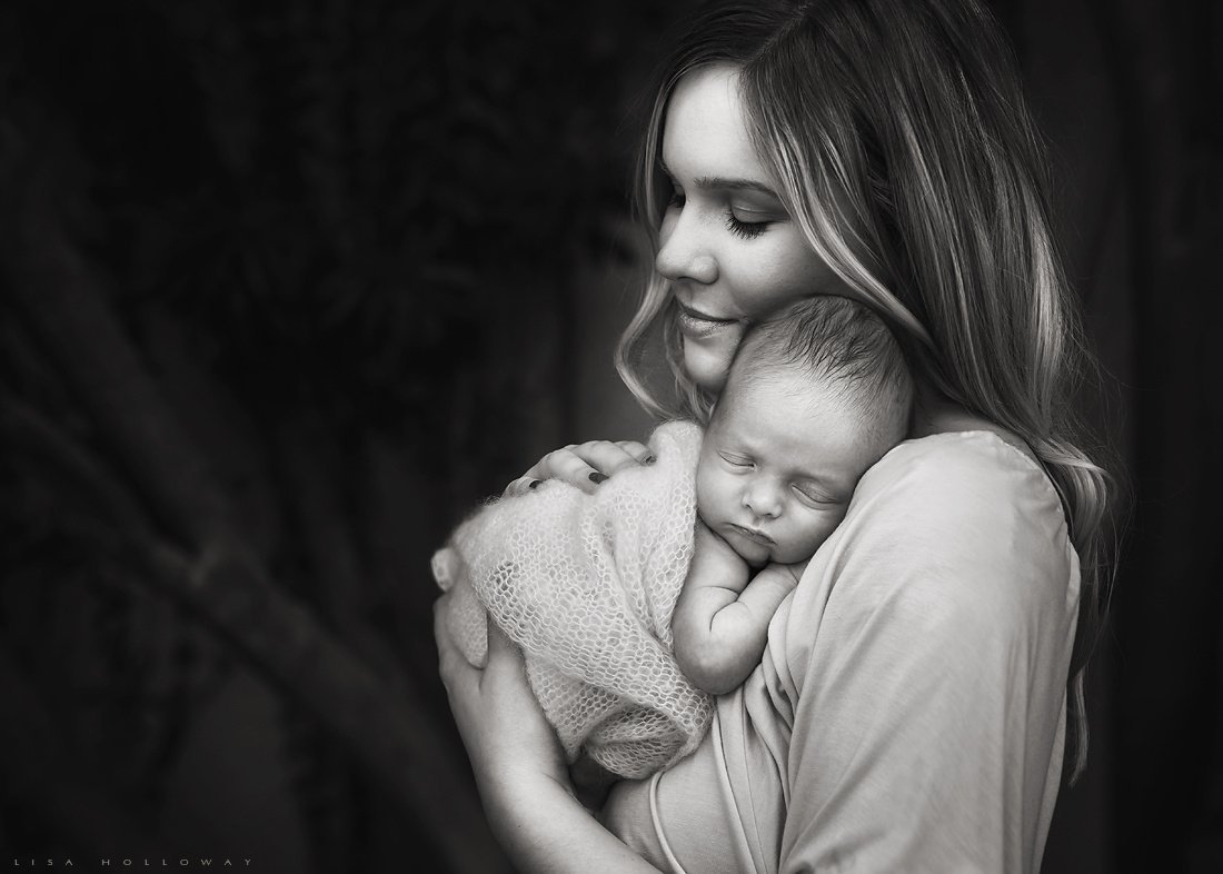 Мама с ребёнком на руках