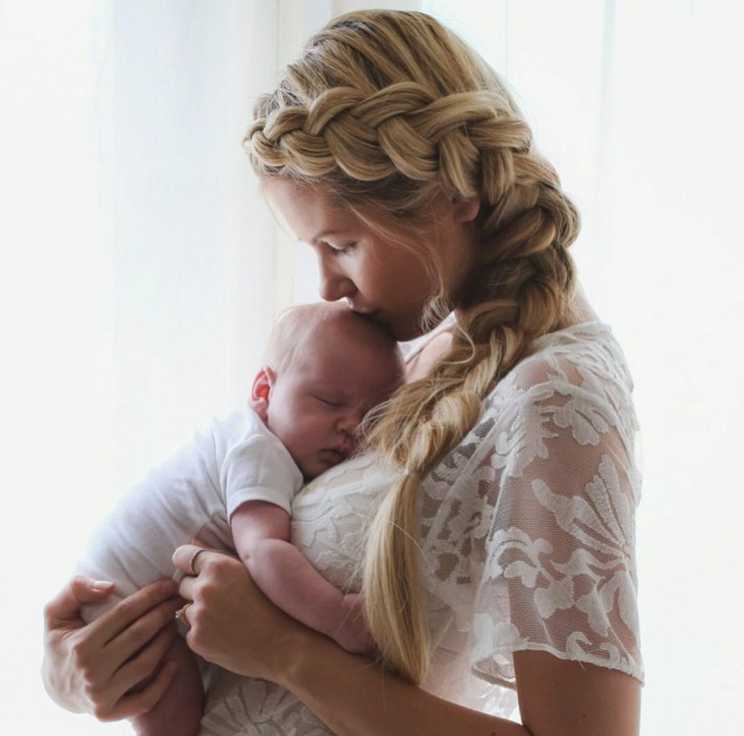 Мама с младенцем на руках