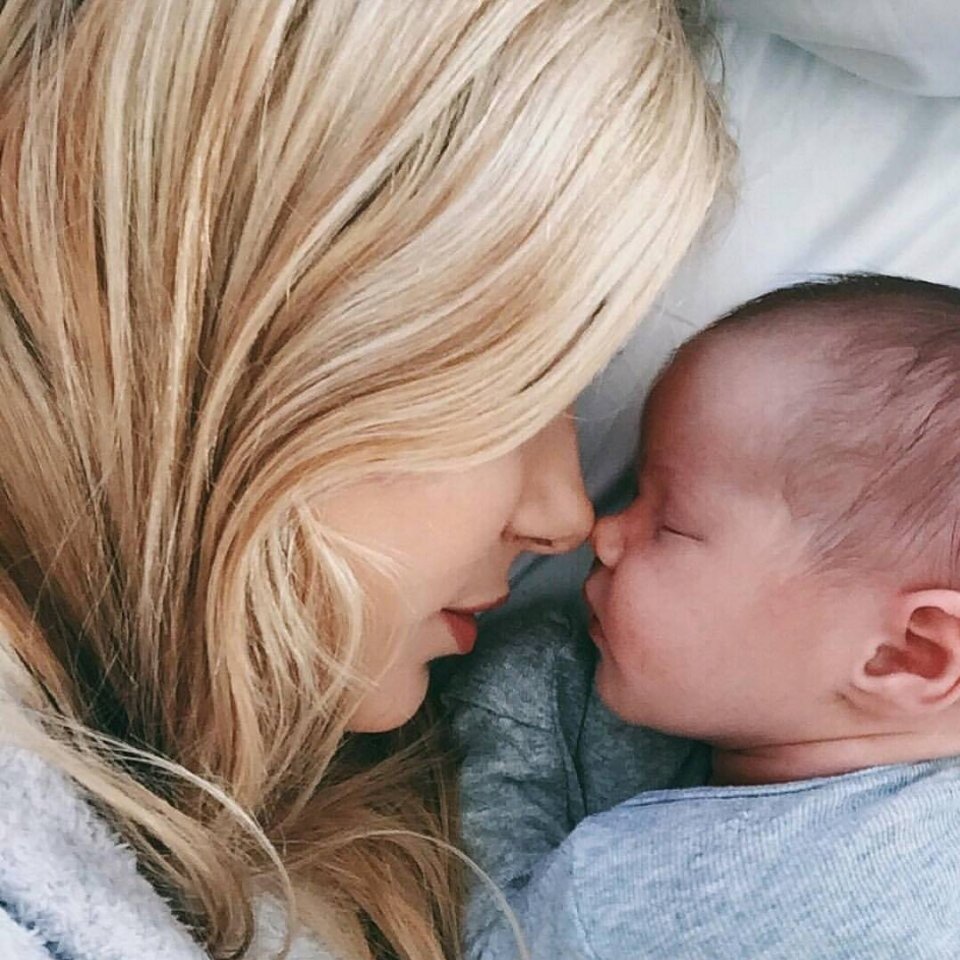 Мама с малышом на руках