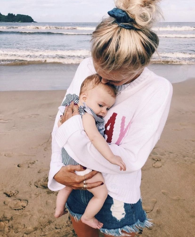 Женщина с ребенком на руках