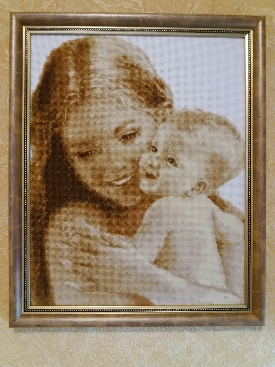 Женщина с ребенком на руках