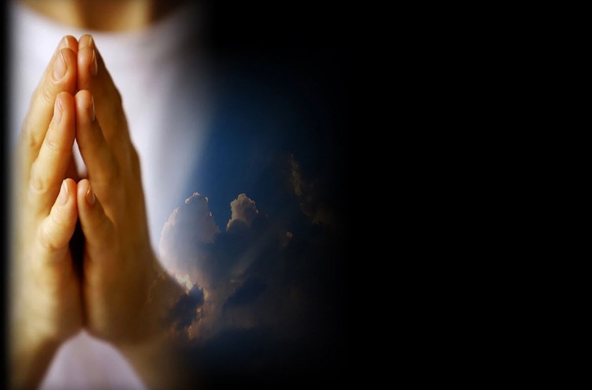 Чел молится