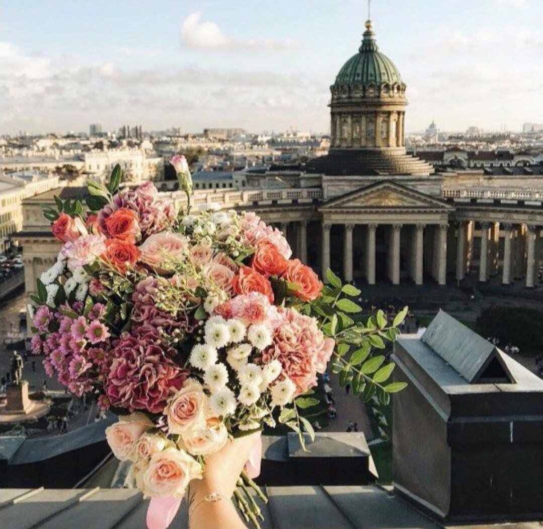 Букет на фоне Питера