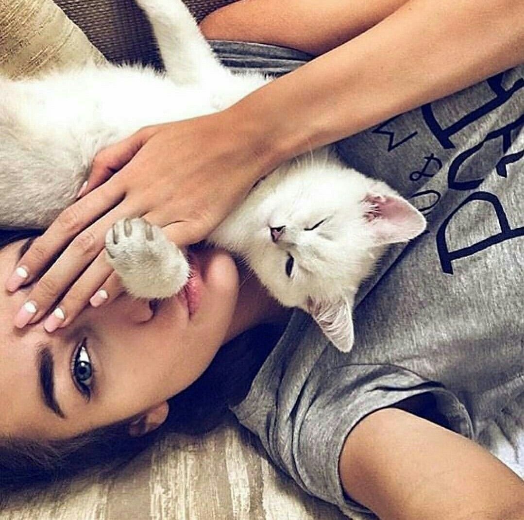 Красивая девушка с котом