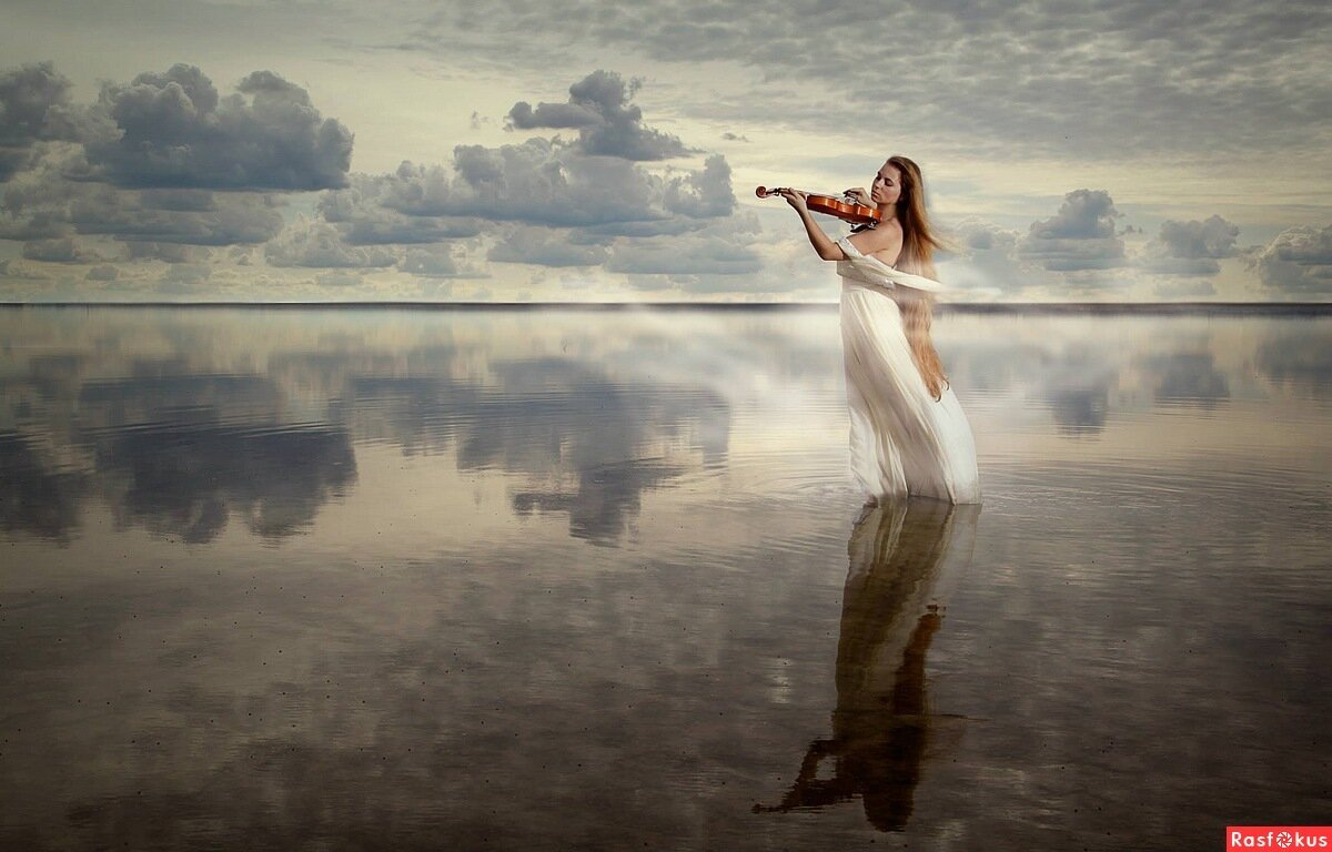 Девушка со скрипкой на берегу моря