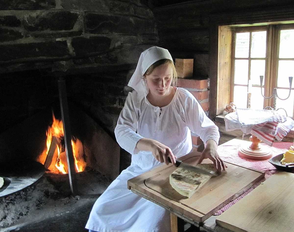 Женщина в деревне у печи