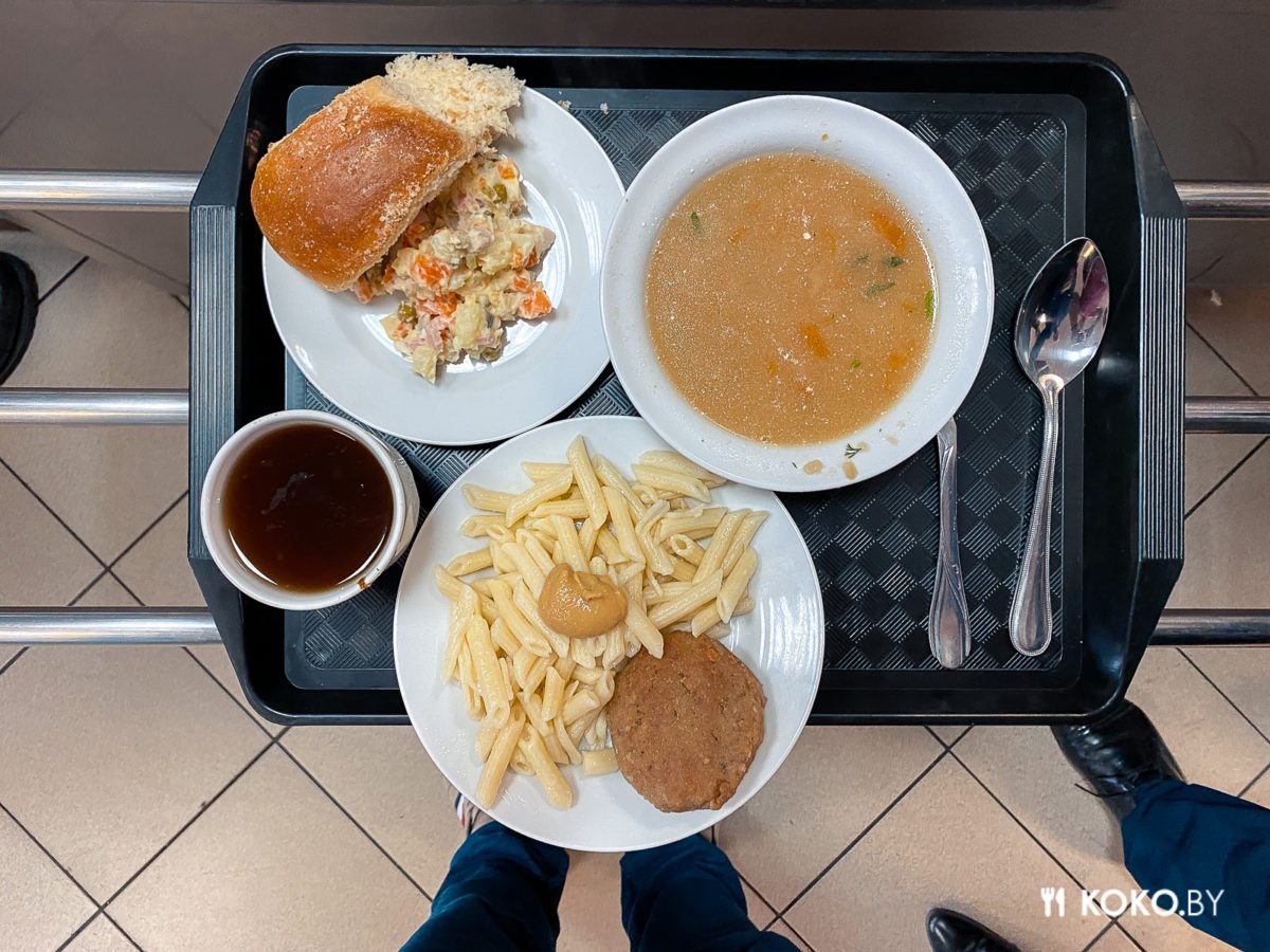 Еда на желтом фоне