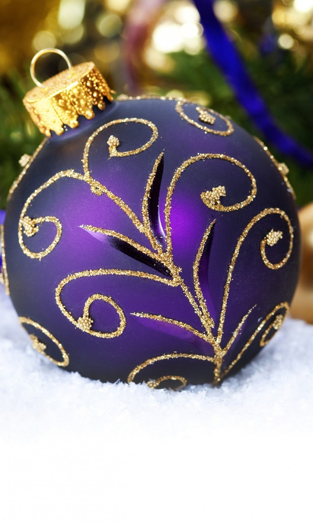 Фиолетовые новогодние игрушки