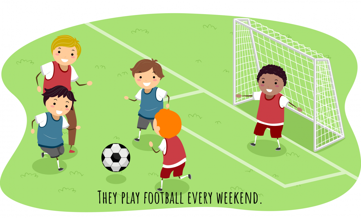 Дети играют в футбол на прозрачном фоне