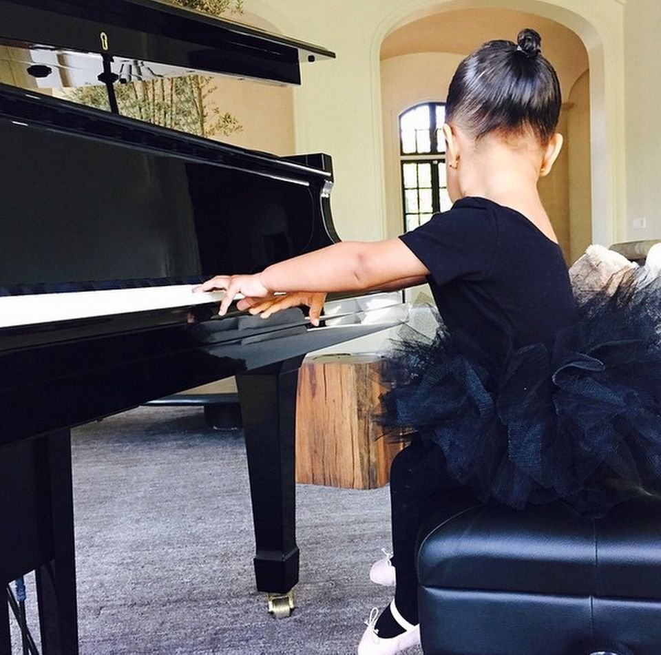 Пианистка у рояля