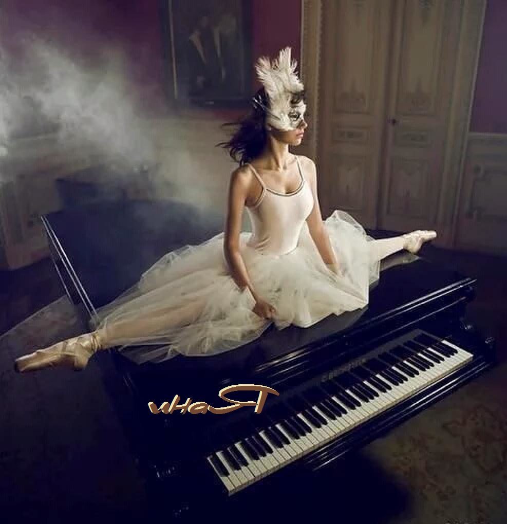 Девушка за роялем