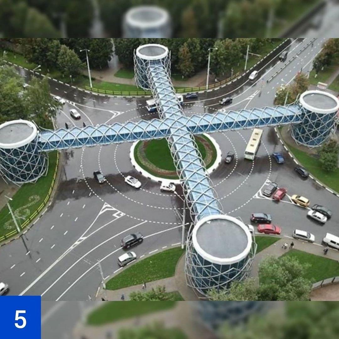 Пешеходный мост через дорогу