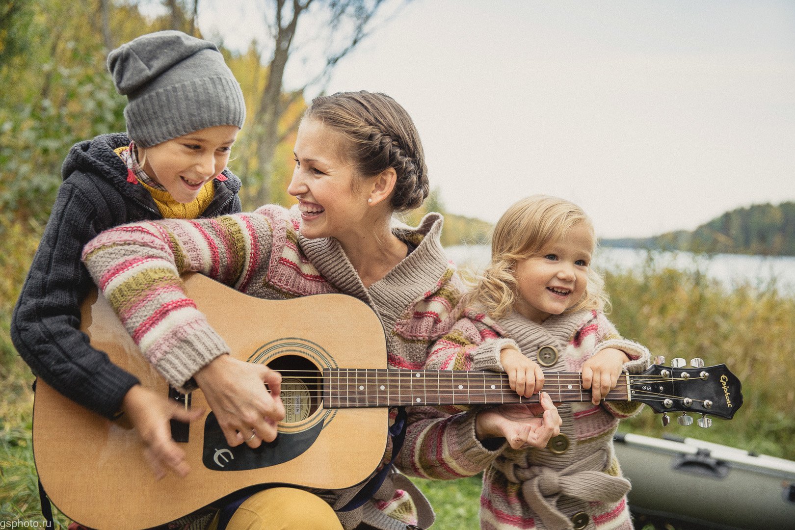 Песни о семье веселые современные. Семья у костра с гитарой. Гитара для детей. Дети и взрослые поют. Семья гитара природа.