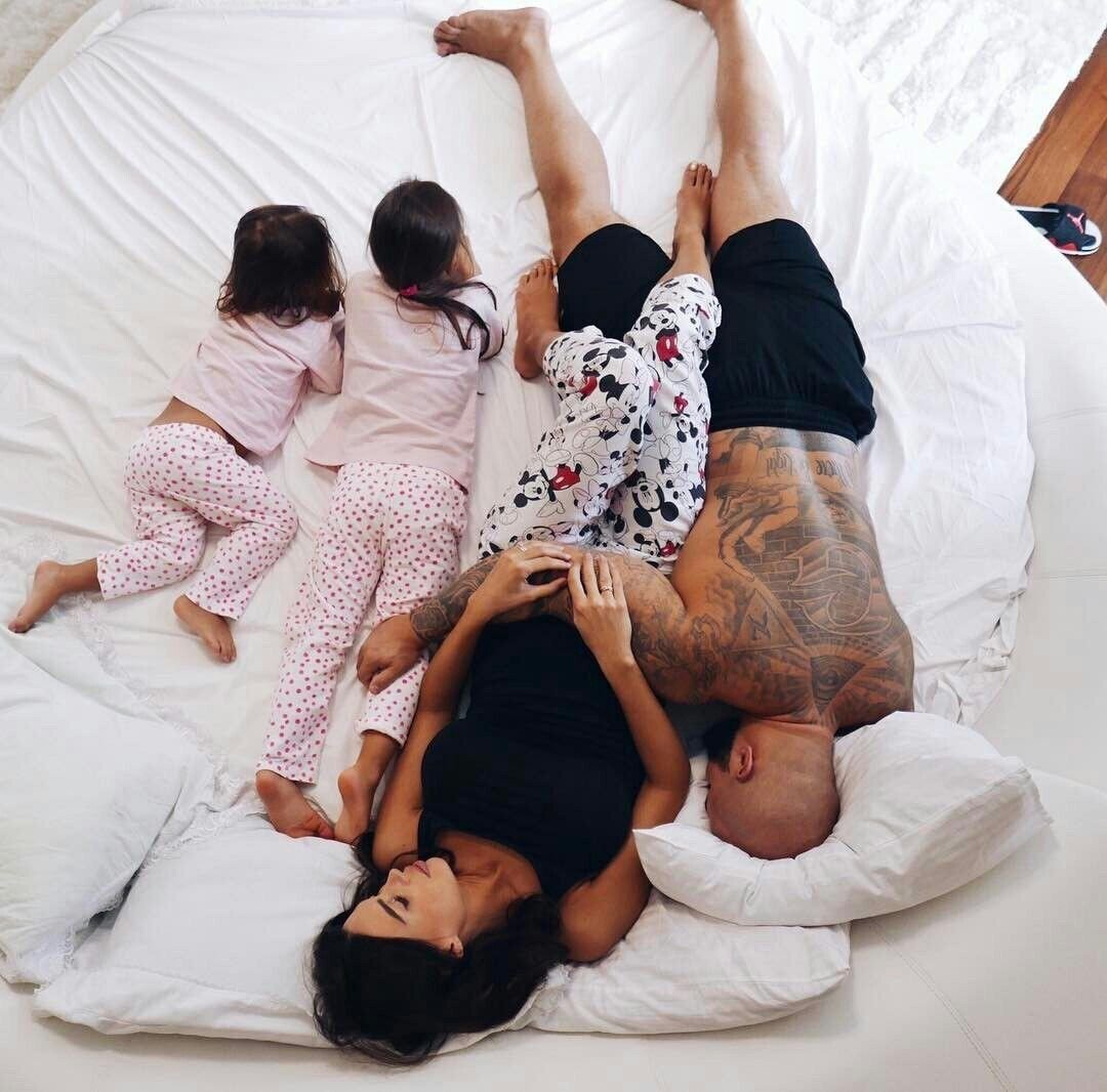 Счастливая семья с дочкой