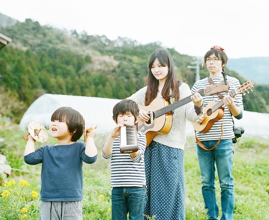 Создавайте семьи песня. Музыкальная семья. Семья с музыкальными инструментами. Фото музыка в семье. Музыкальная семья в фотографиях.