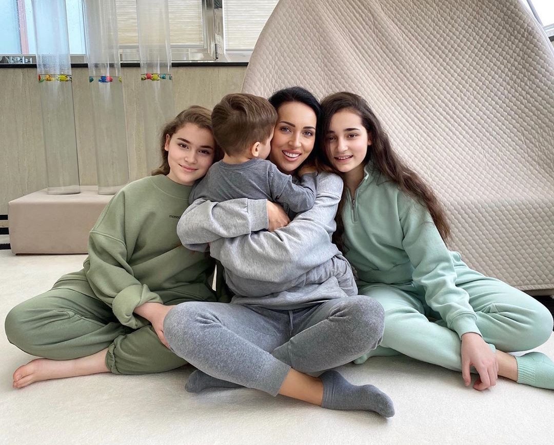 Алсу с семьёй 2021