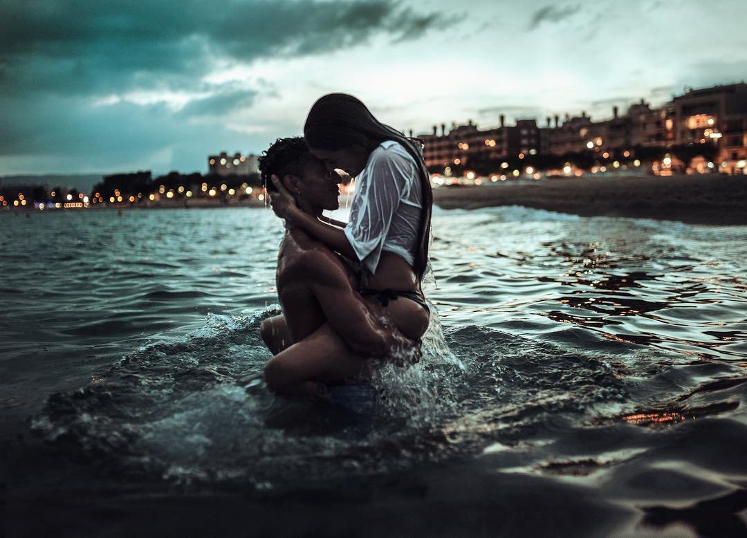 Парень с дедушкой в воде