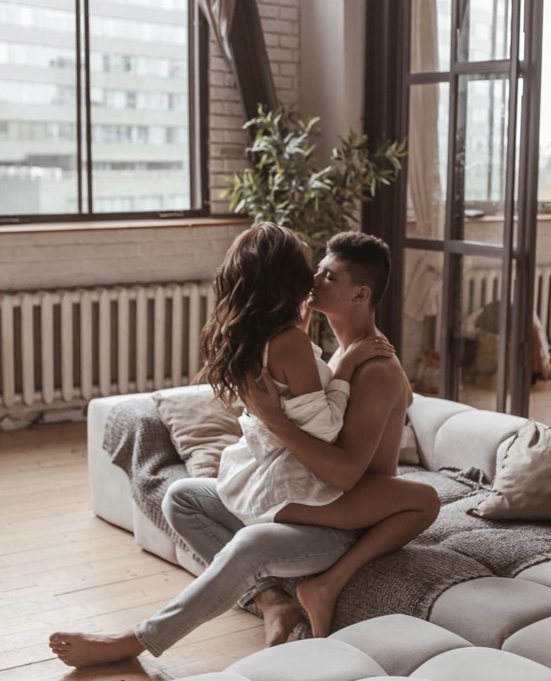 Романтические пары на диване