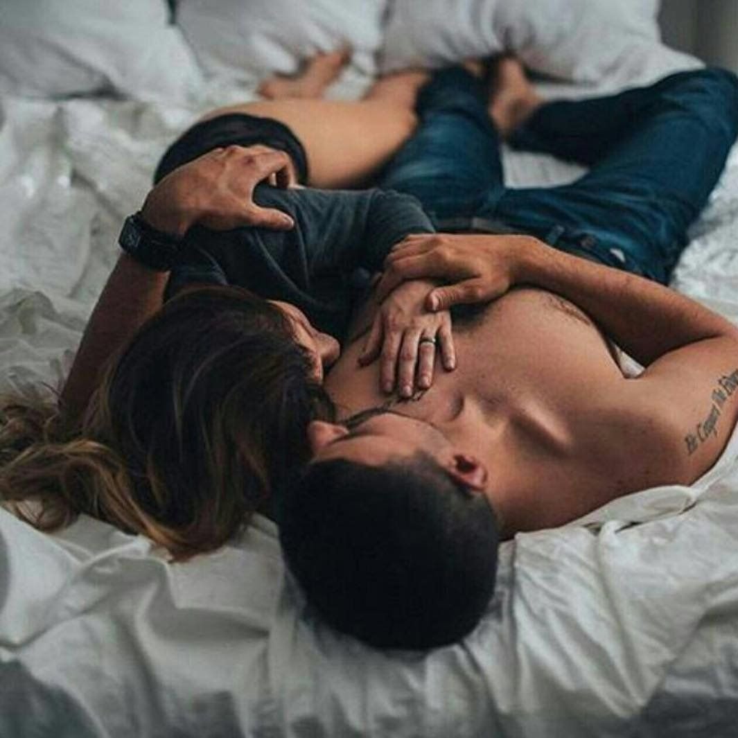Пара обнимается в постели
