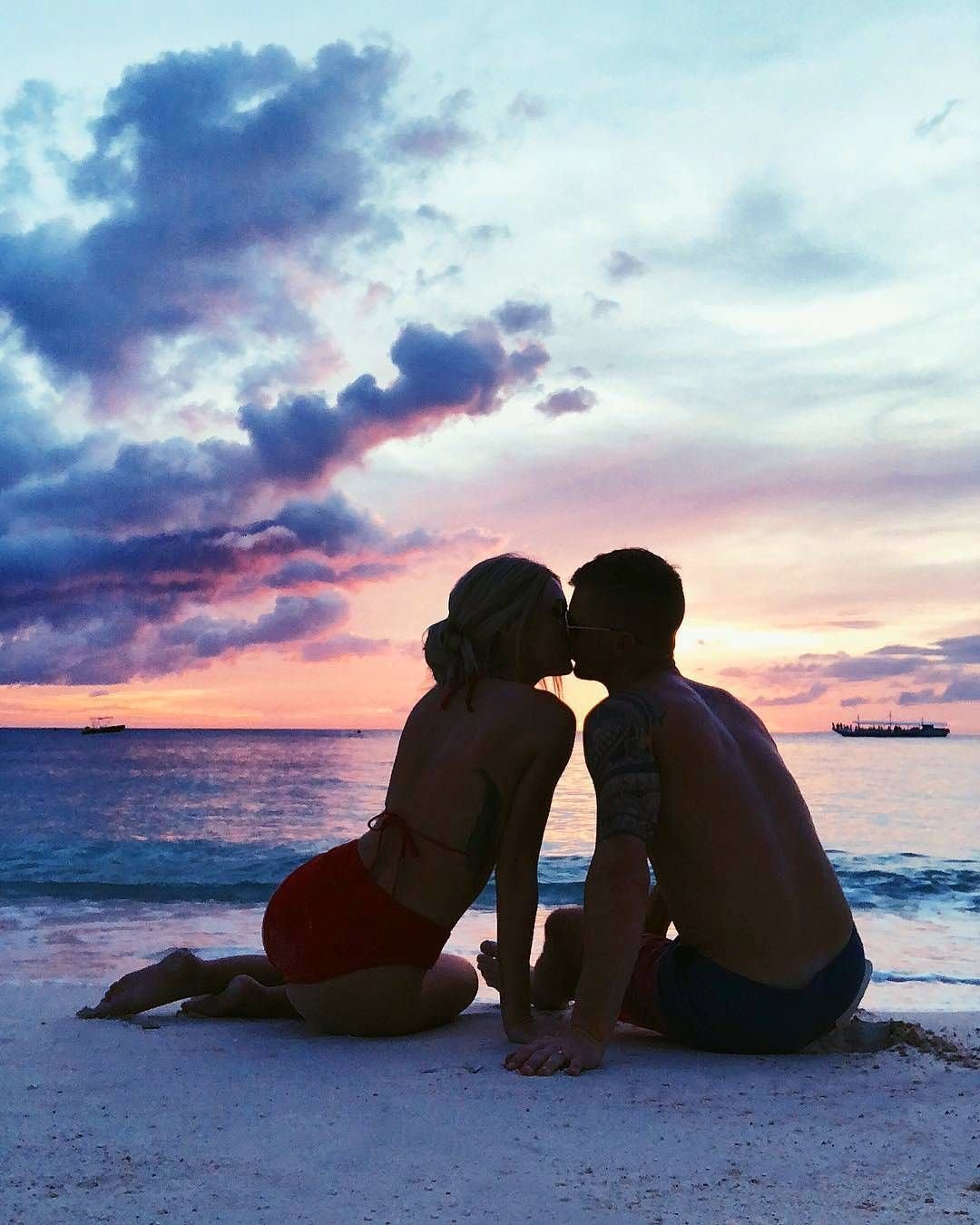 Влюбленная пара на море