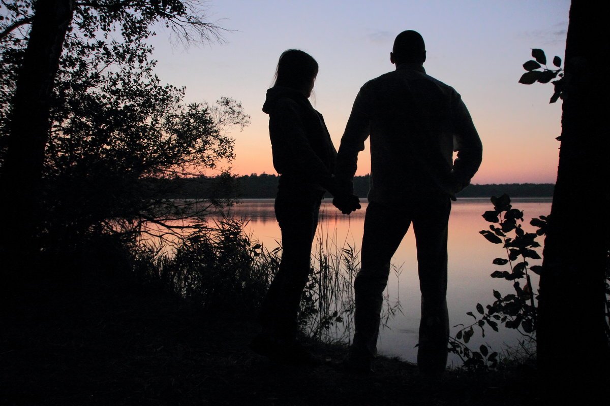 Семейная пара со спины