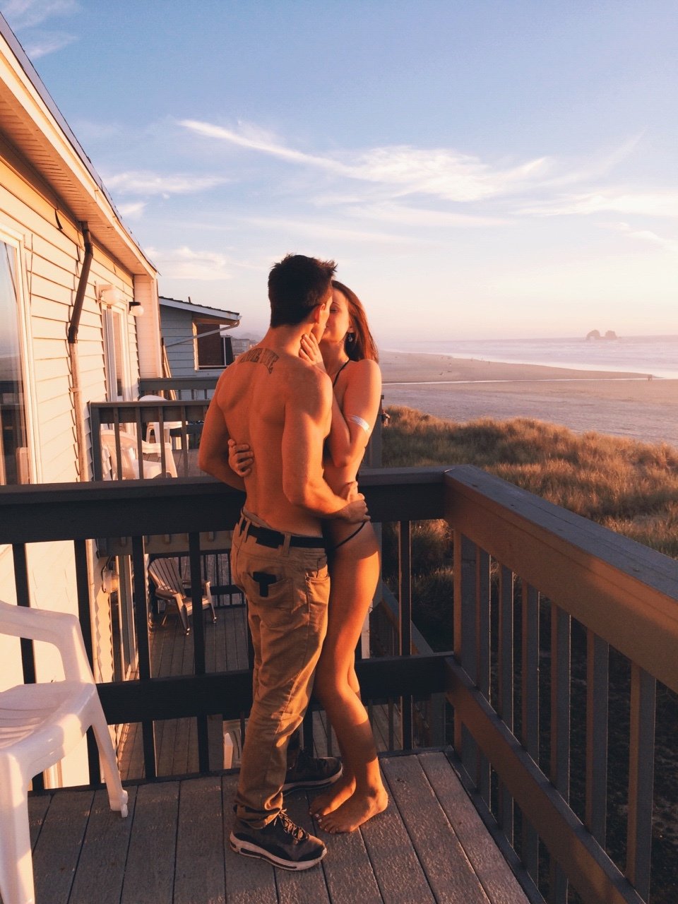 Парень и девушка на балконе