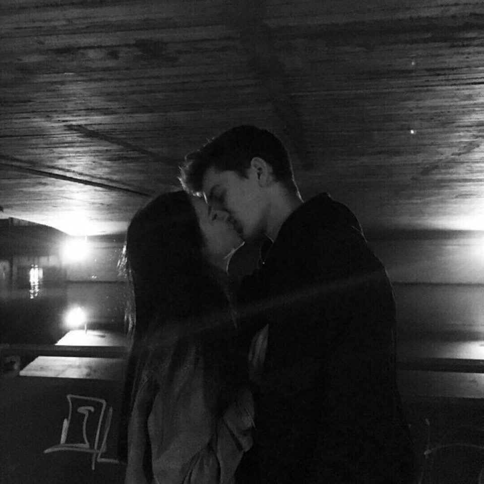 Парень с девушкой в темноте