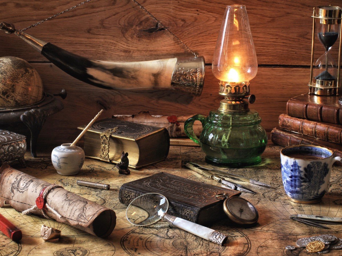 Предметы на столе старинные