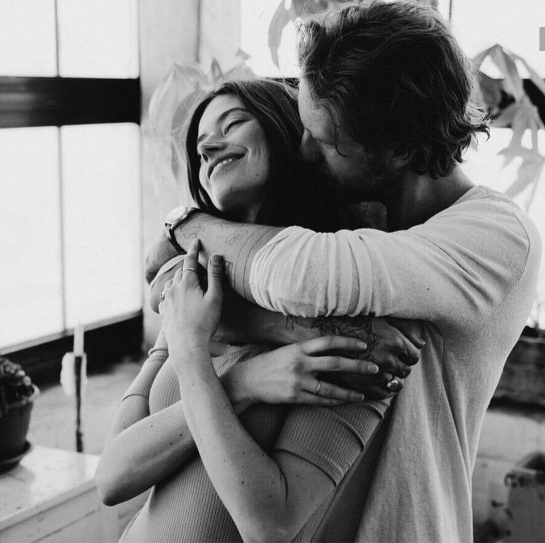 Два котика обнимаются