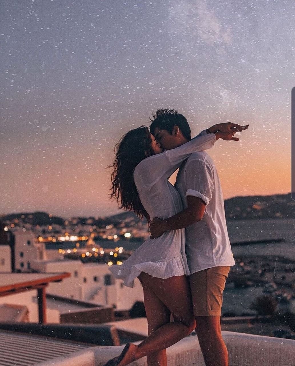 Влюбленные обнимаются