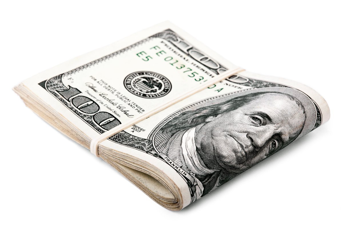 Доллары купюры свернутые