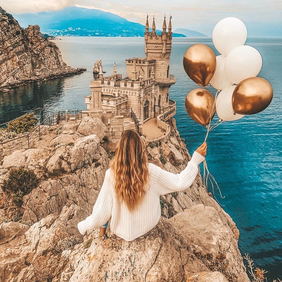 Девушка сдувает блестки с ладоней