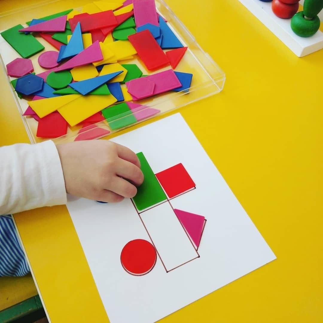 Мальчик играет в кубики