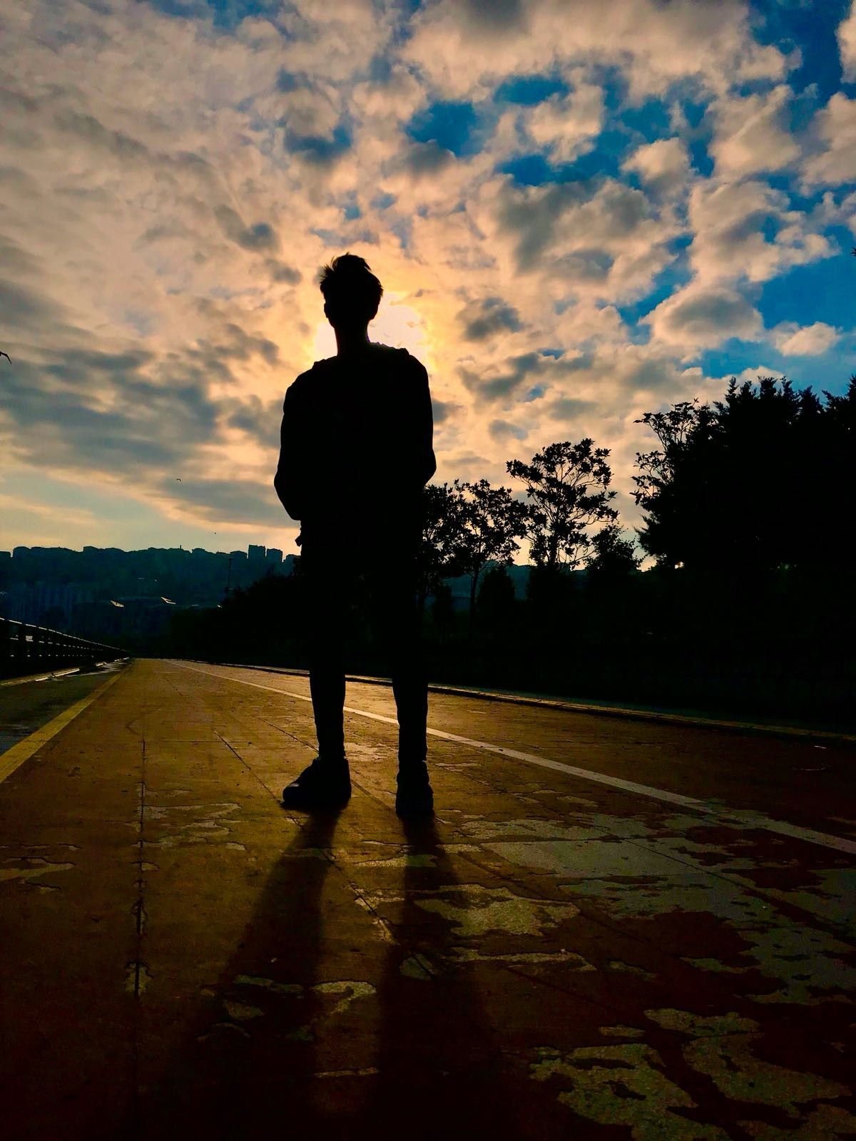 Тень человека на стене