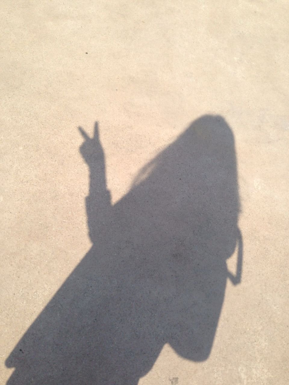 Тень человека на асфальте