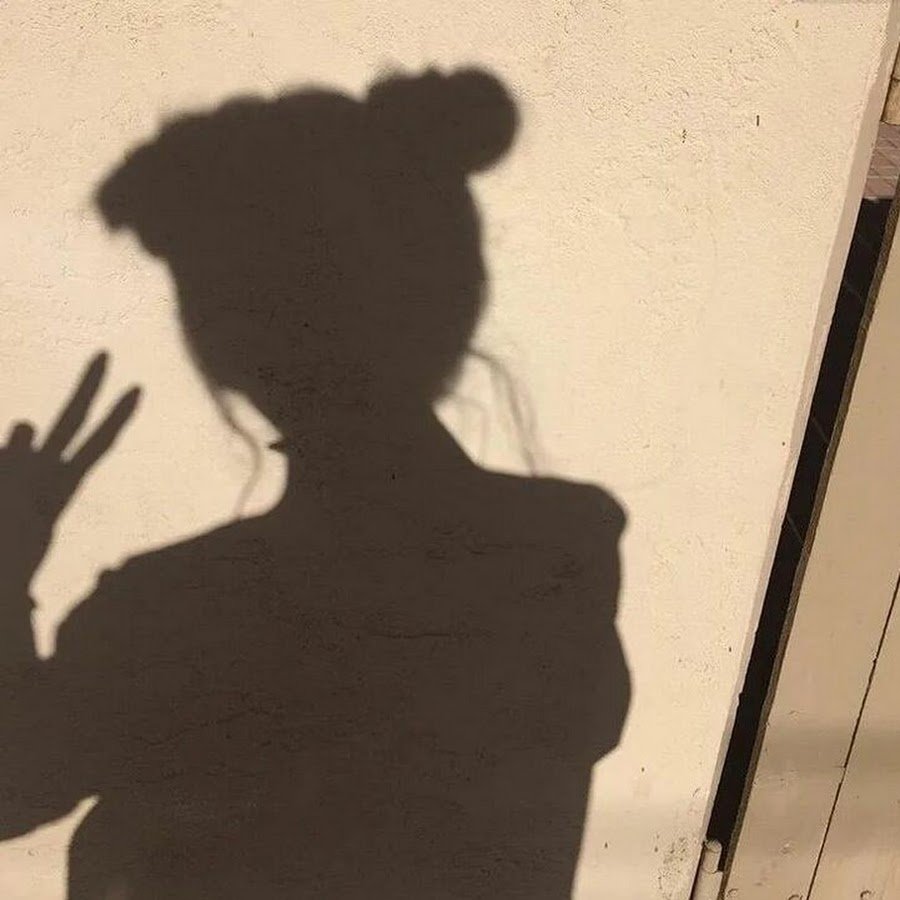 Тень от человека на полу