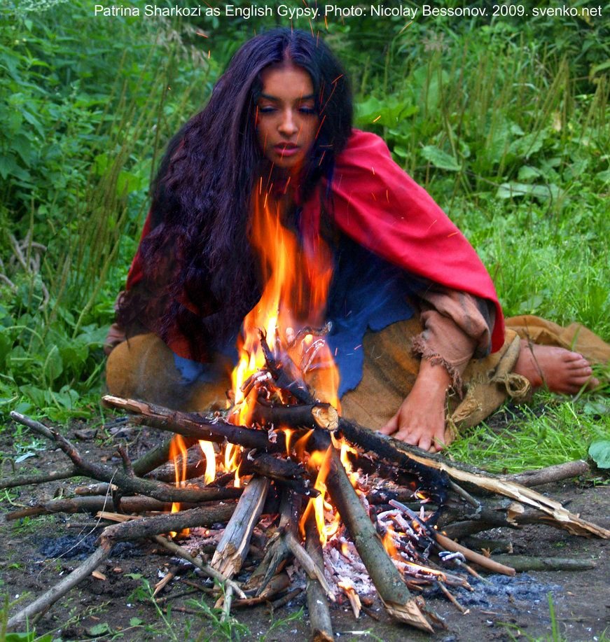 Цыганка у костра