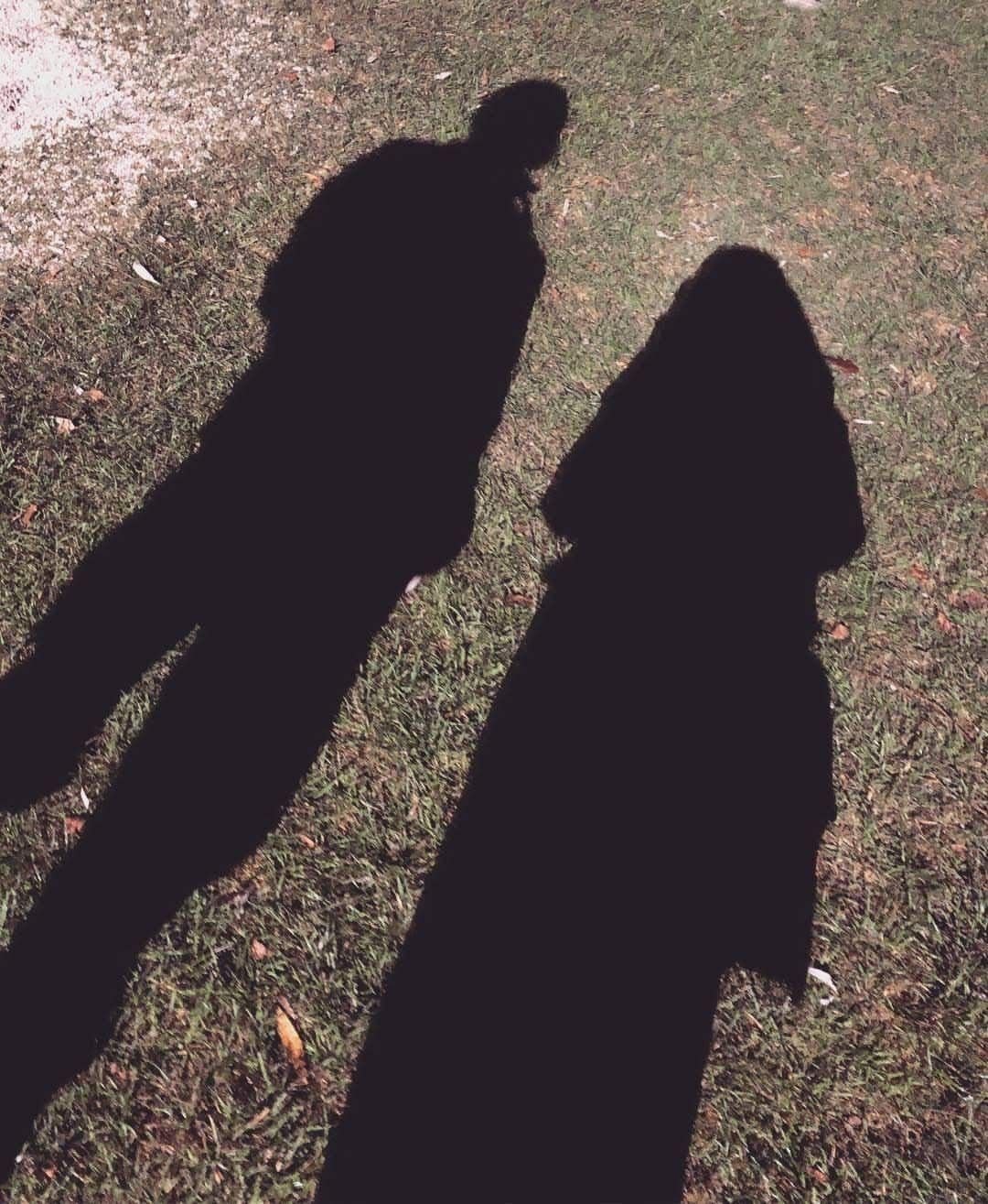 Тень парня и девушки