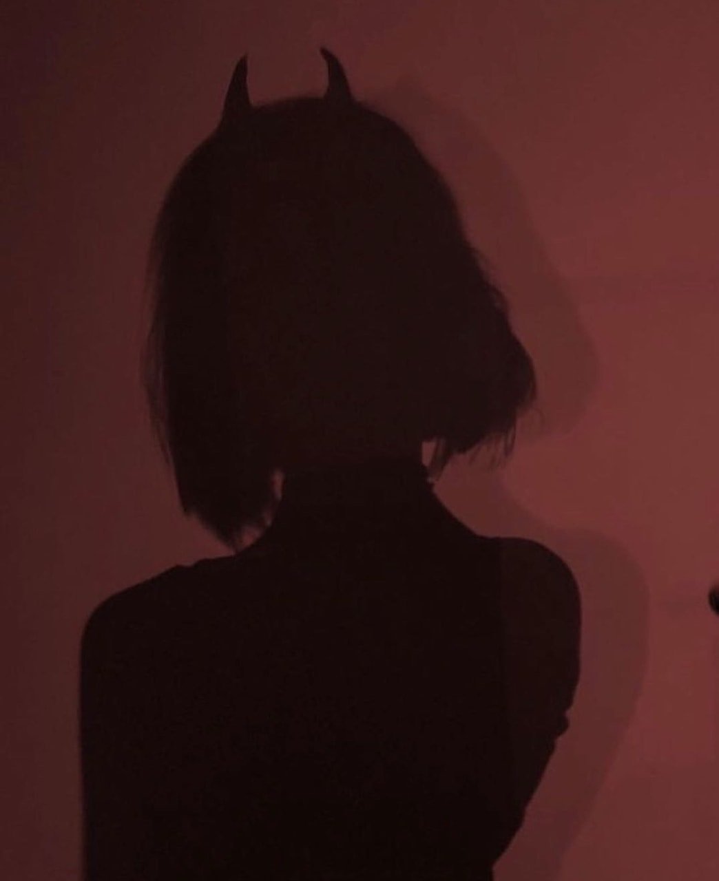 Тень девушки с розой