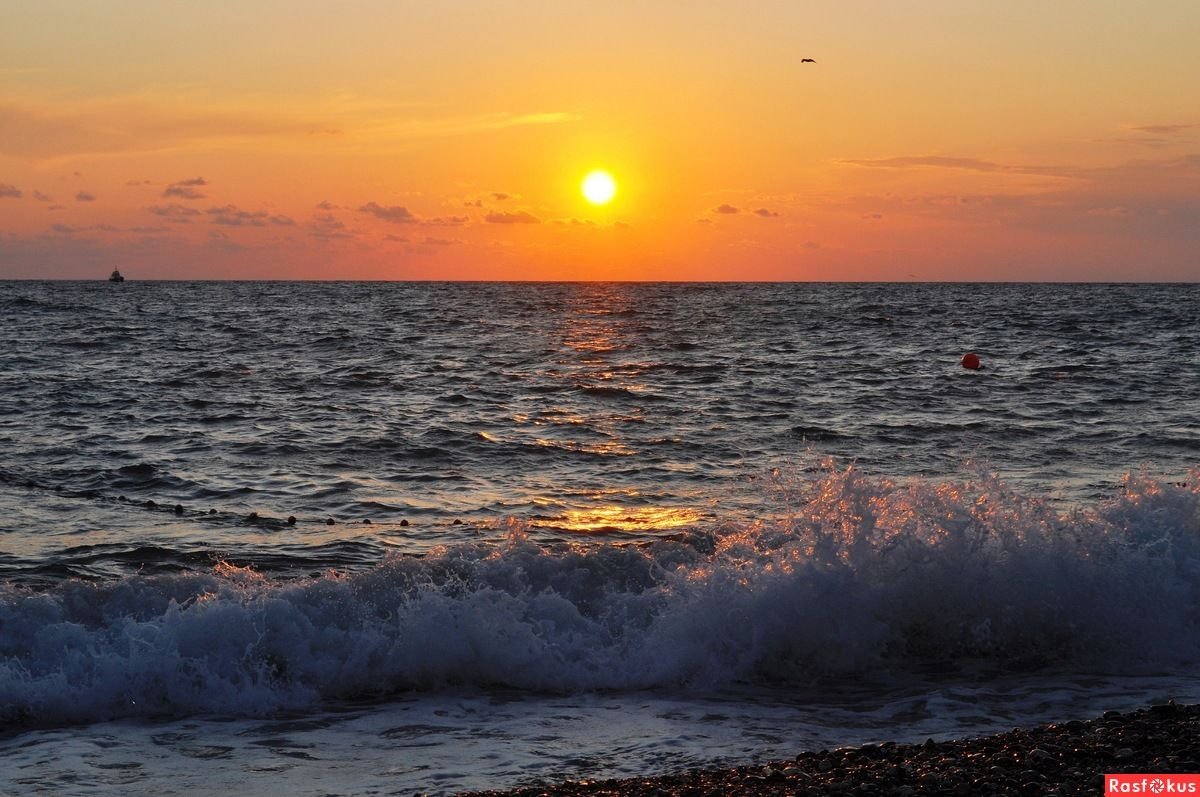 Закат на черном море в Сочи