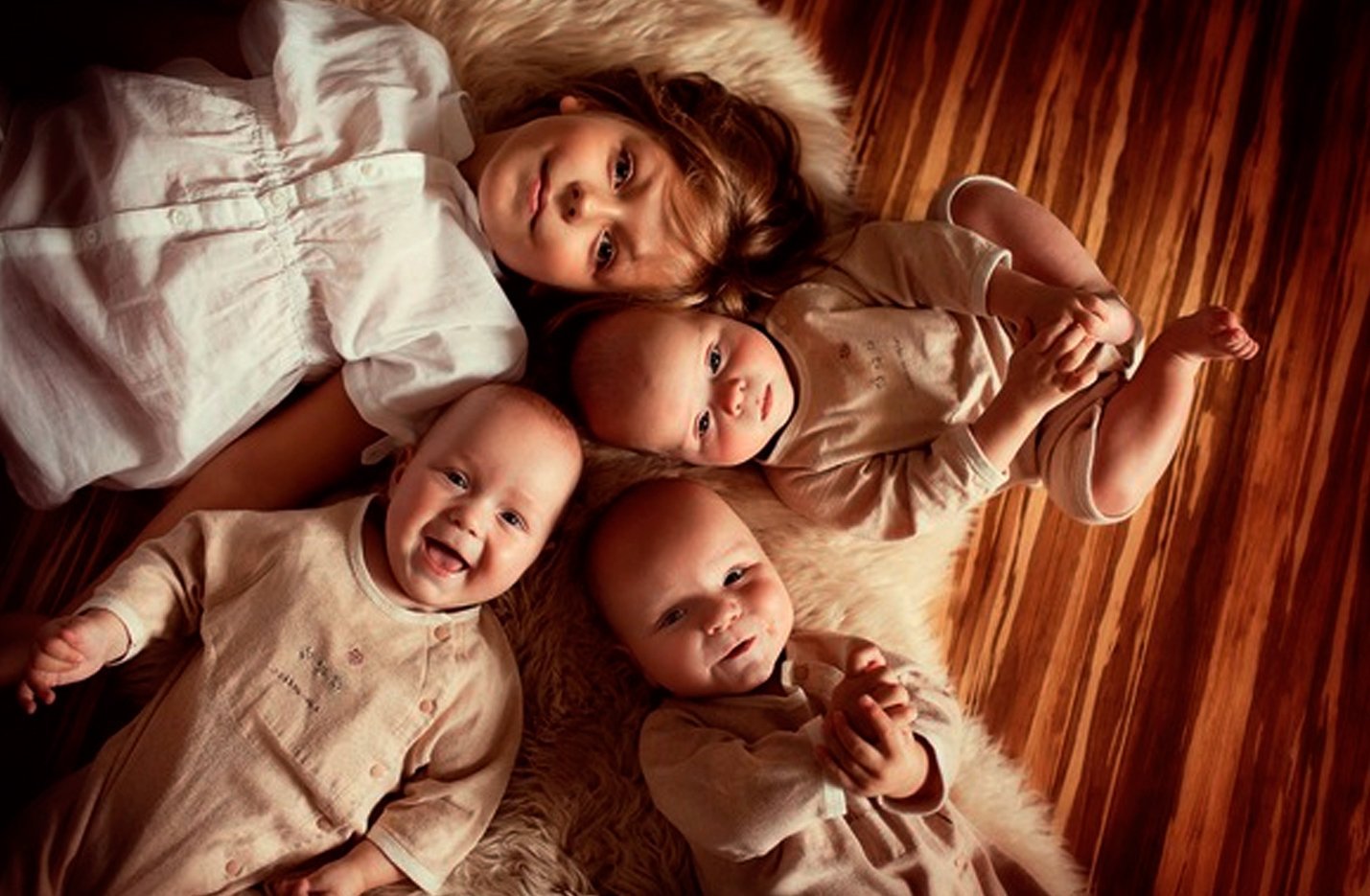 Маленькие дети и ее мама. Семейная фотосессия. Фотосессия с 3 детьми. Фотосессия с двумя детьми.