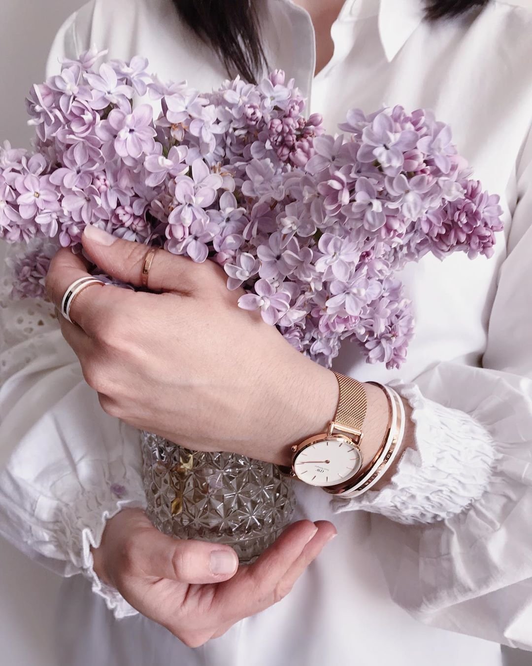 Нежные цветы в руках