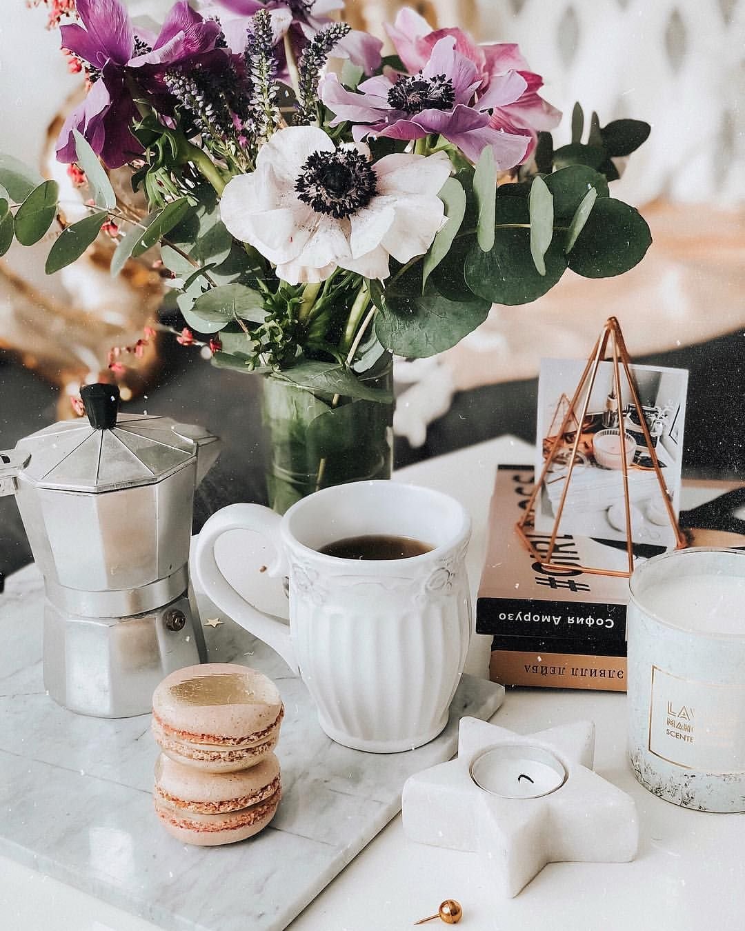 Женщина с чашкой чая