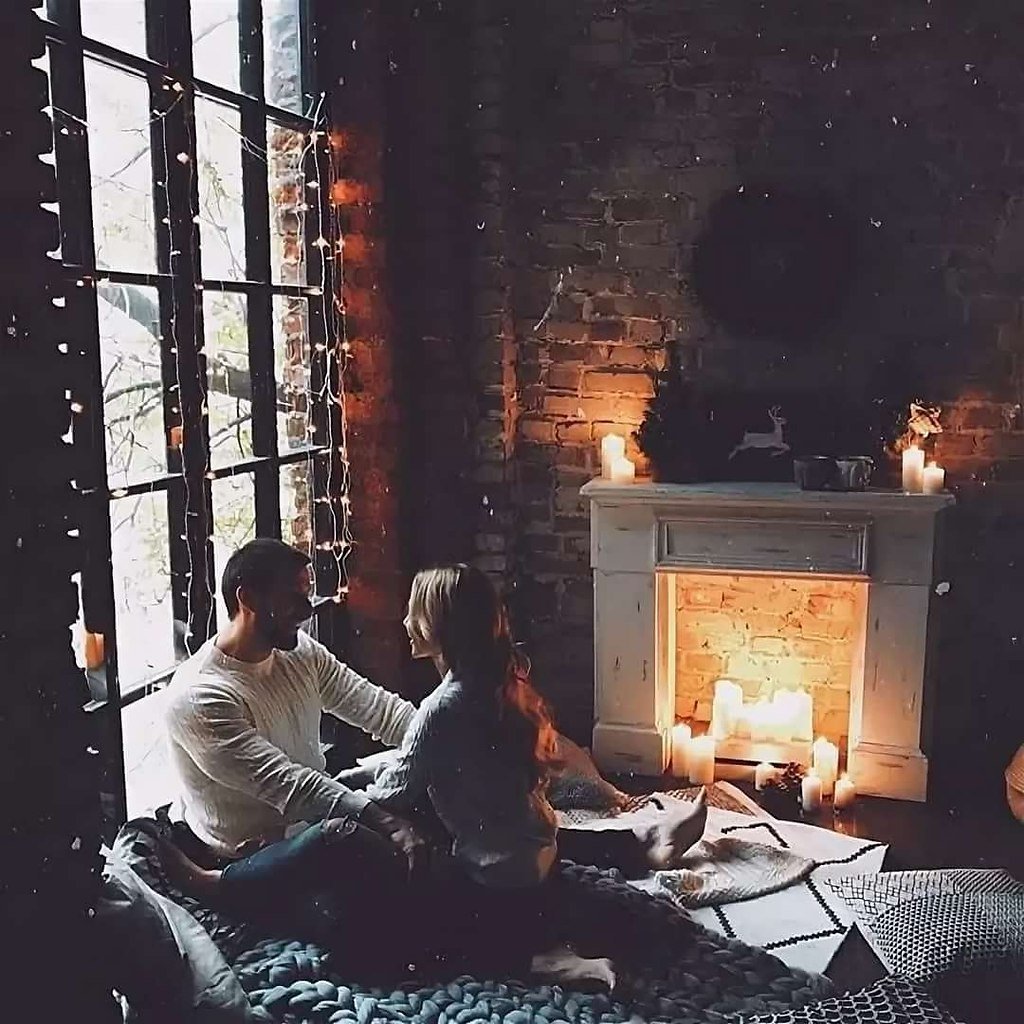 Девушка возле камина