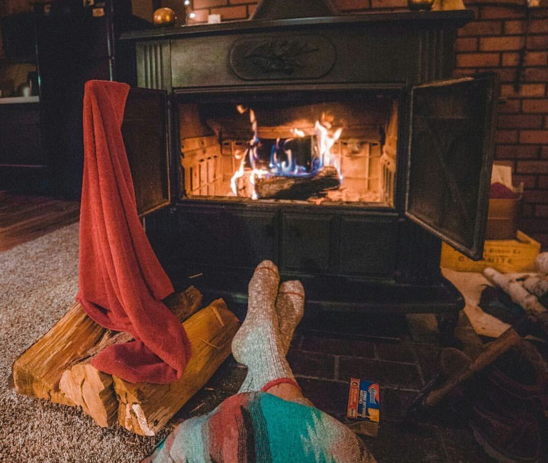 Теплый плед и камин