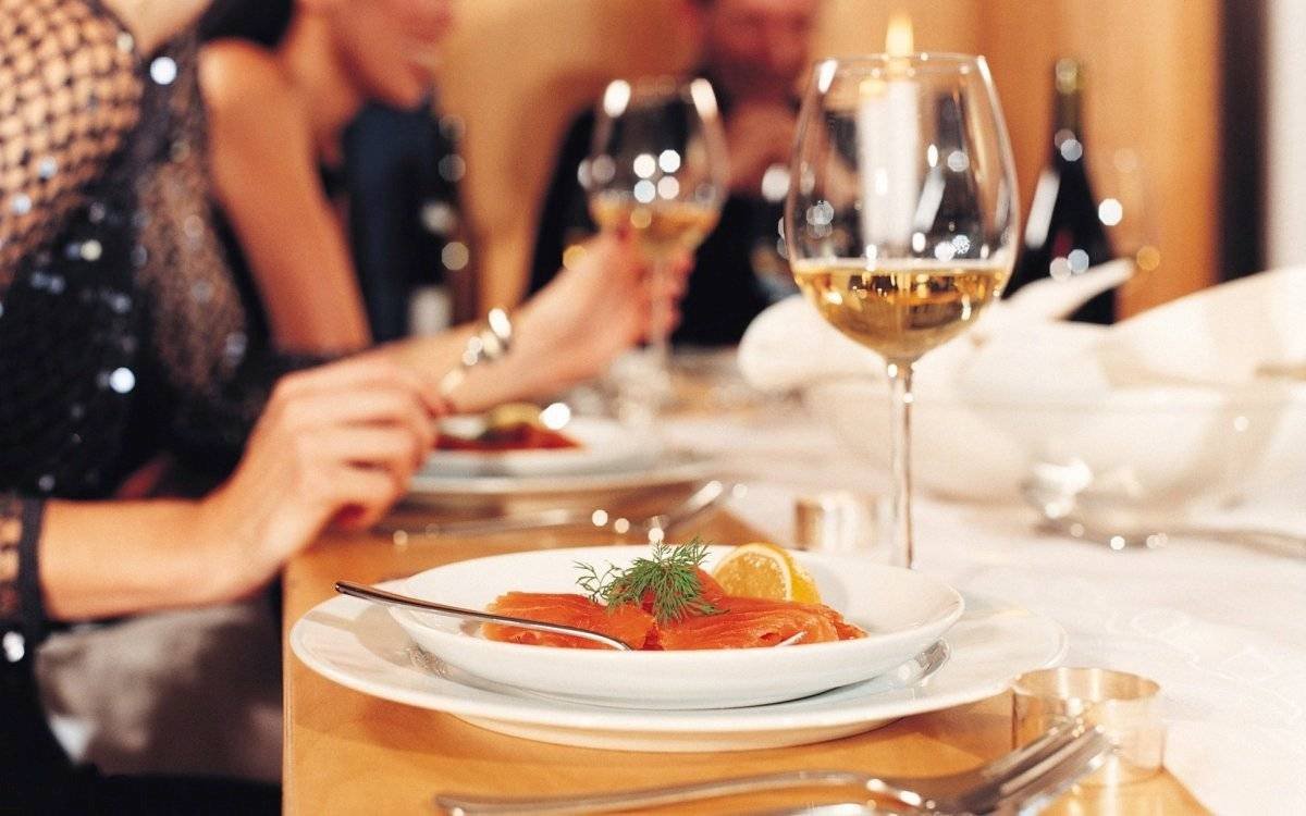 Люди за столом в ресторане