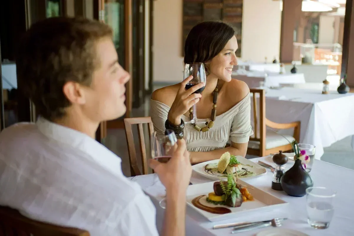 Мужчина и женщина за столиком