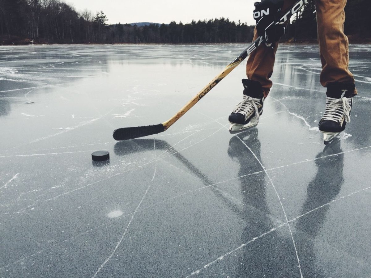 Хоккейные коньки на льду