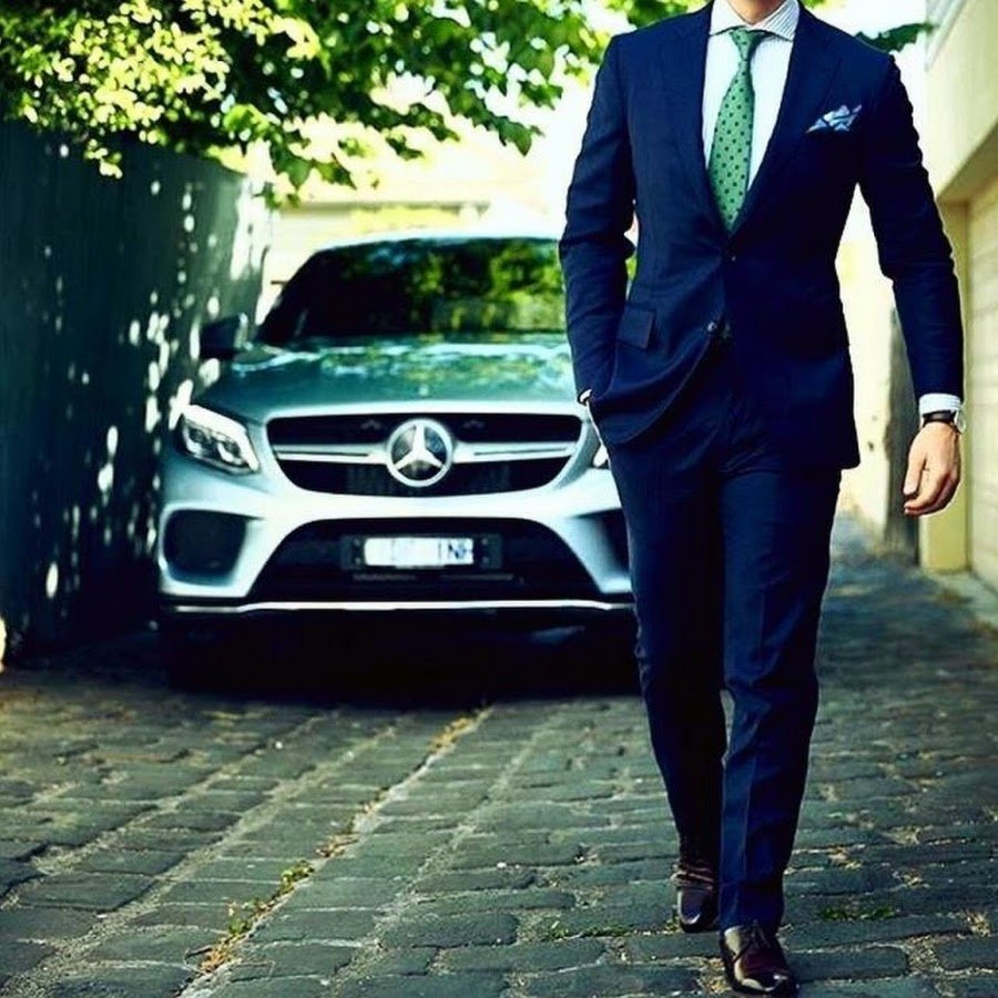 Мужчина в дорогом костюме