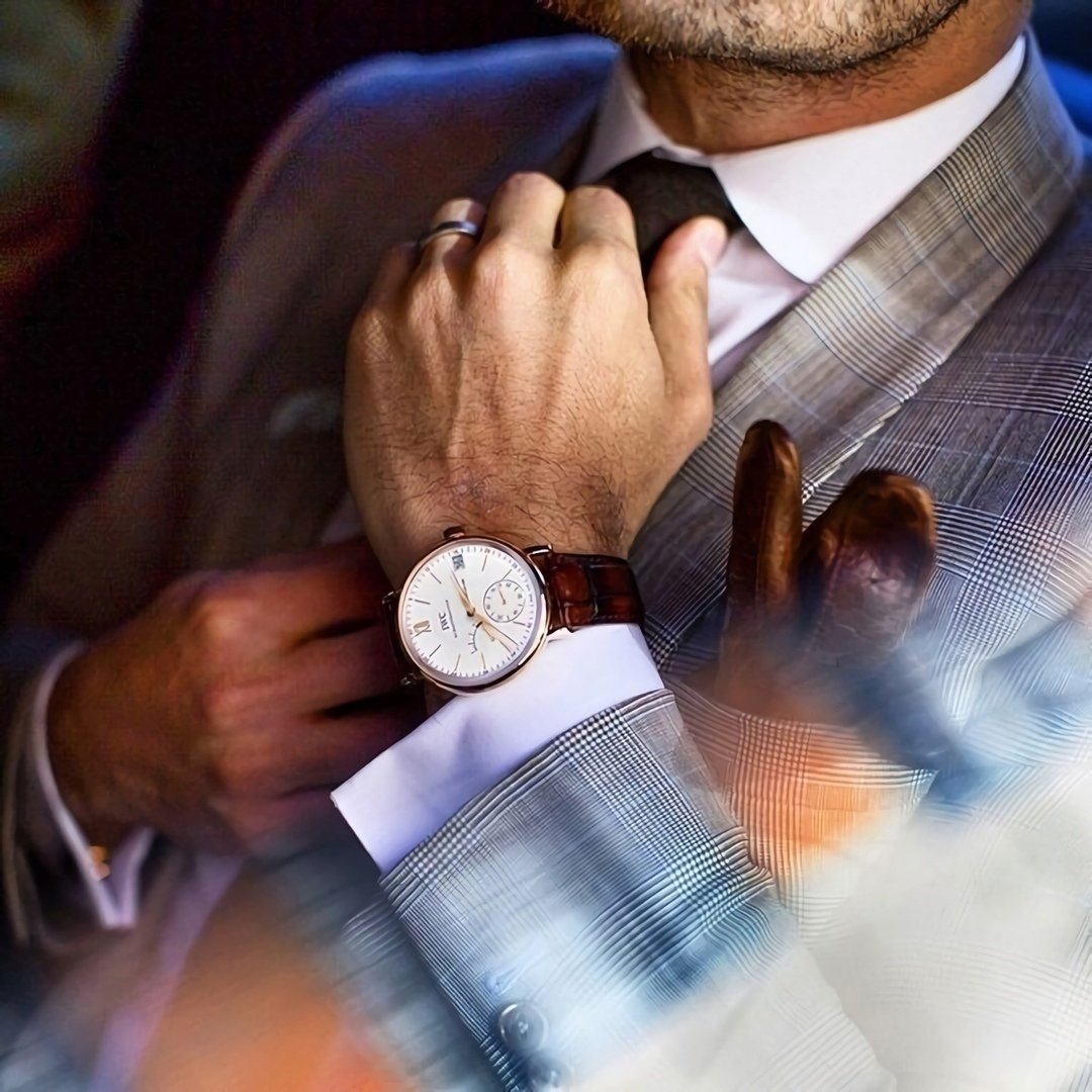 Мужчина в костюме у машины